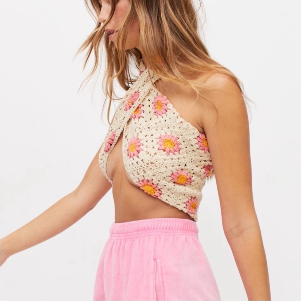 🆕UO Flower Crochet Triangle Scarf Wrap Top NWT - Picture 2 of 7